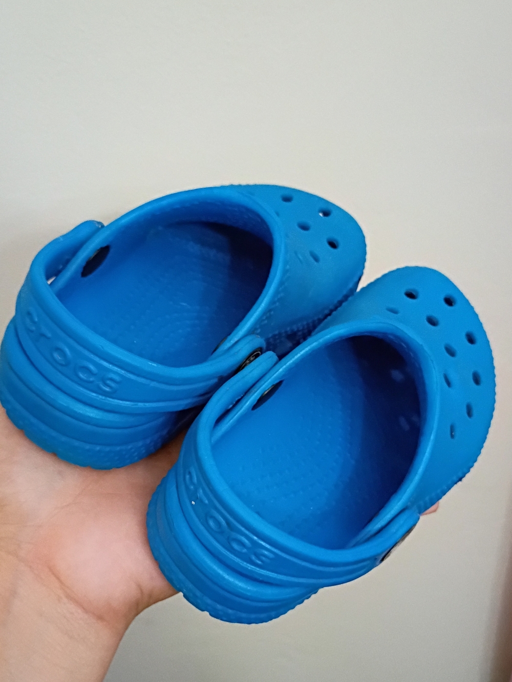 CROCS Baby/Toddler (7) Classic Clog in Bright Blue - Picture 3 of 4